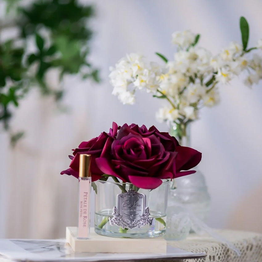 Côte Noire | Cinq roses dans un vase en verre transparent