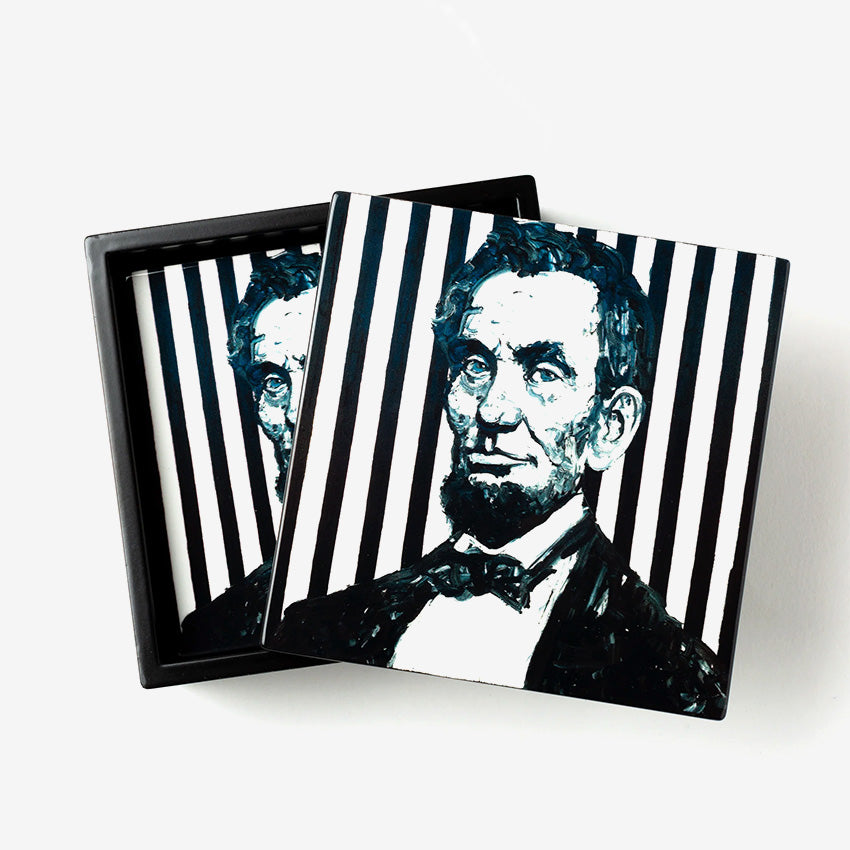 Hunt Slonem | Ensemble de sous-verres Abraham Lincoln Lacquer avec coffret - Ensemble de 4