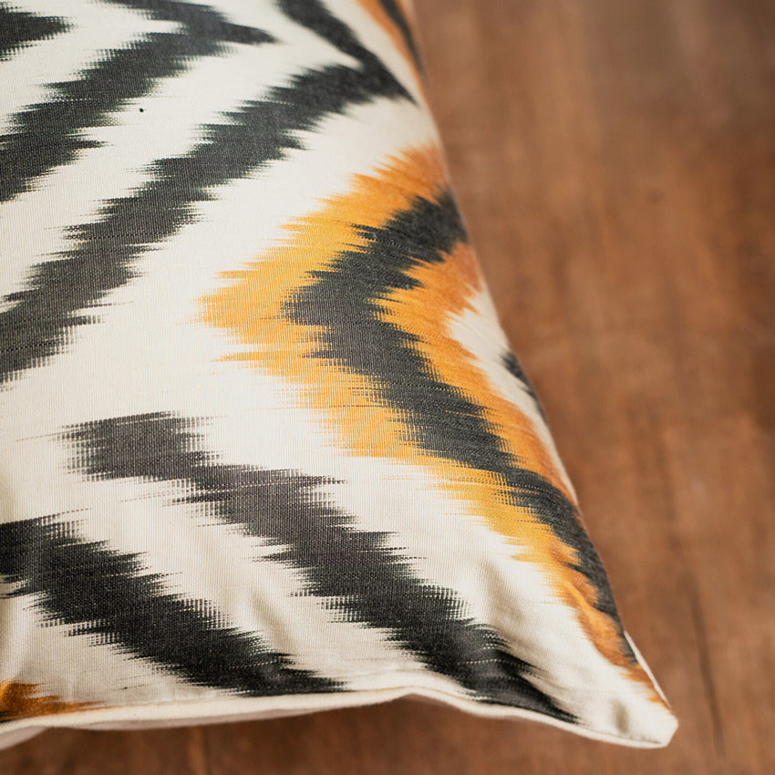 Les Ottomans | Coussin Ikat en soie – Diamant