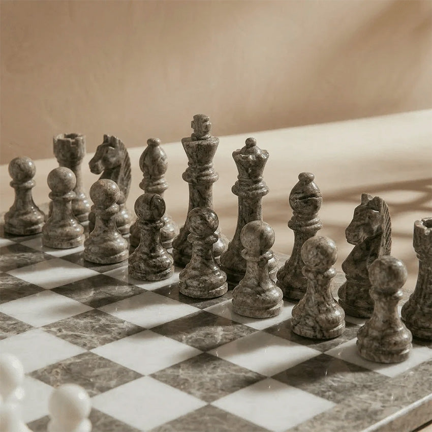 Marble Cultures | Ensemble d’échecs en marbre avec coffret de rangement – Océanique et blanc