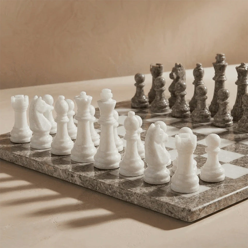 Marble Cultures | Ensemble d’échecs en marbre avec coffret de rangement – Océanique et blanc