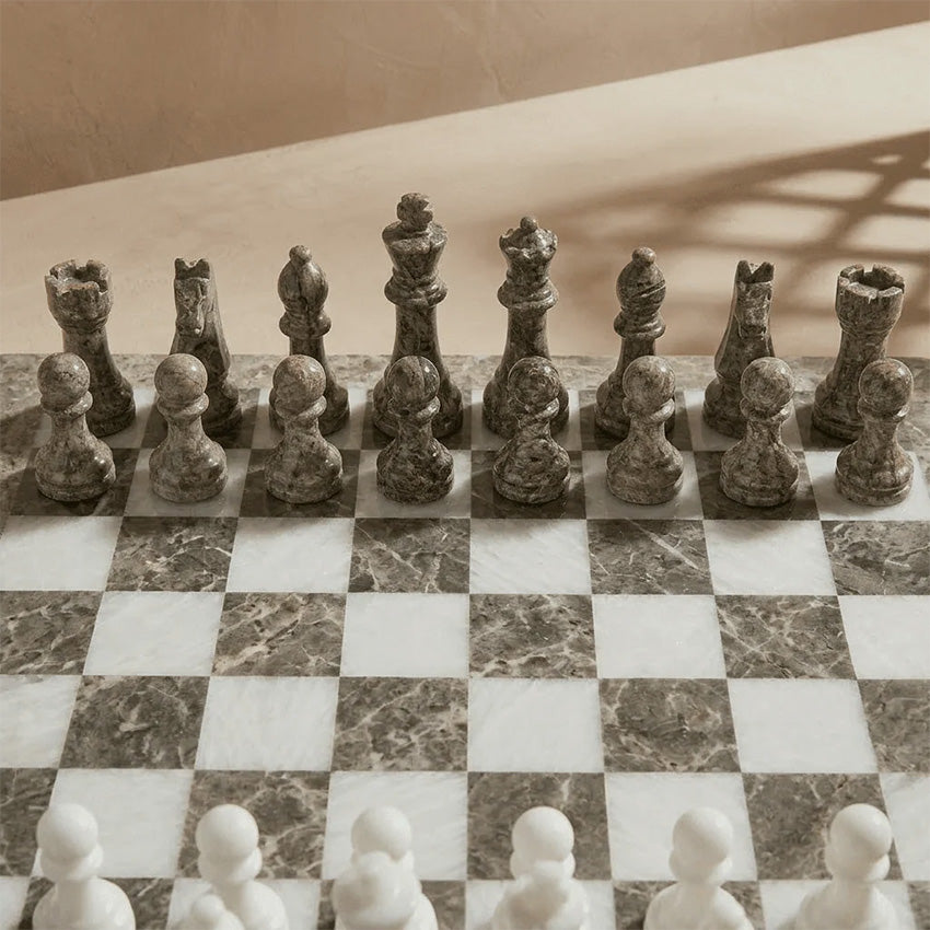Marble Cultures | Ensemble d’échecs en marbre avec coffret de rangement – Océanique et blanc