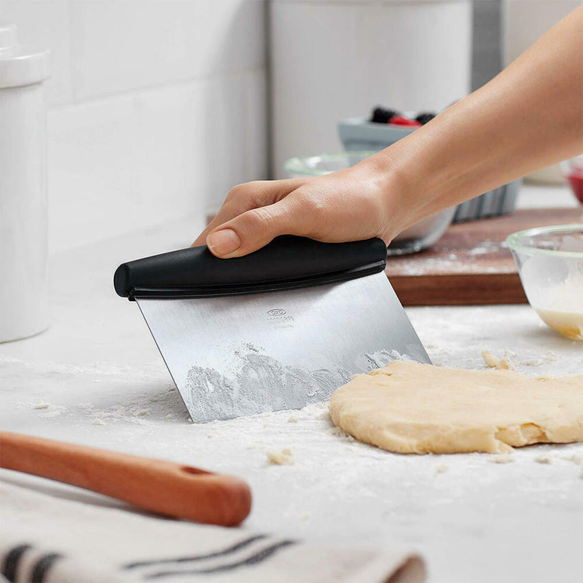OXO Grattoir à pâtisserie en acier inoxydable noir L : 6 in