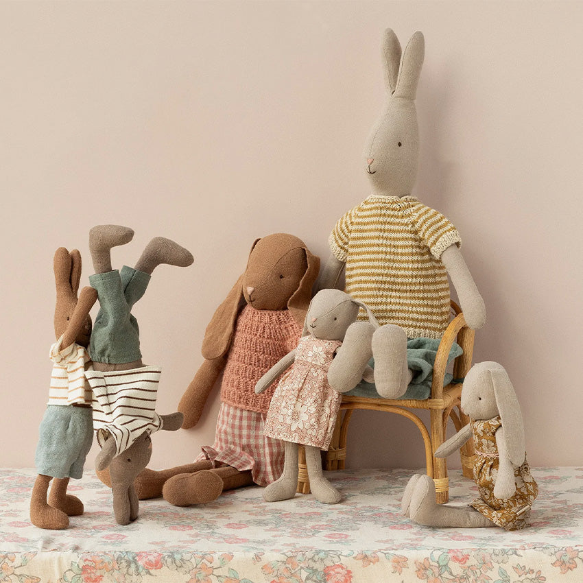 Maileg | Lapin avec blouse rayée et short